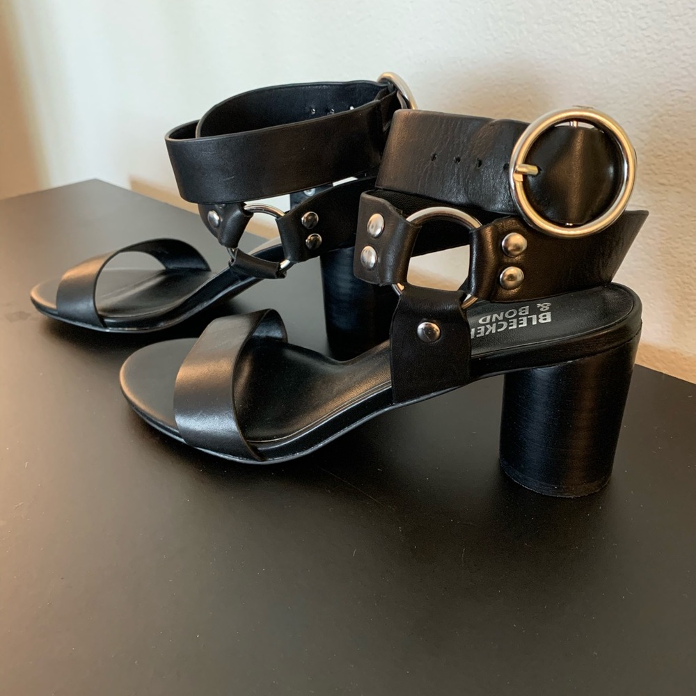 Strap sandals